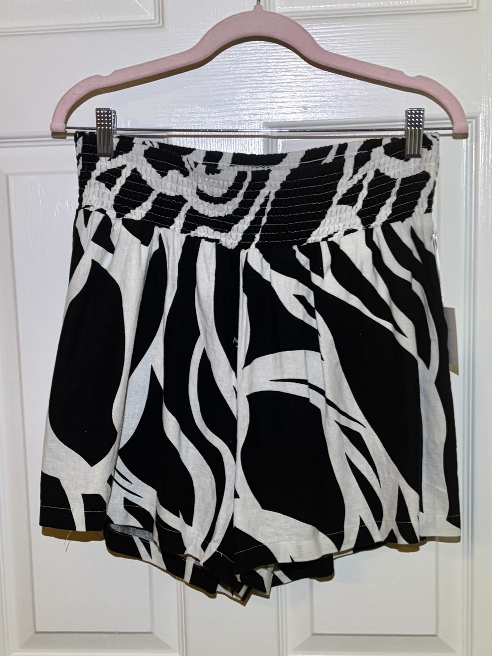 NWT Black & White Bold Graphic Printed Elastic Waist Shorts. Fits L/XL